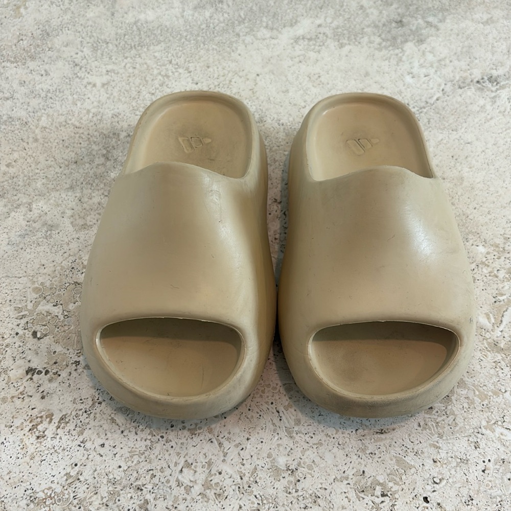 Yeezy slides toddler 7c
